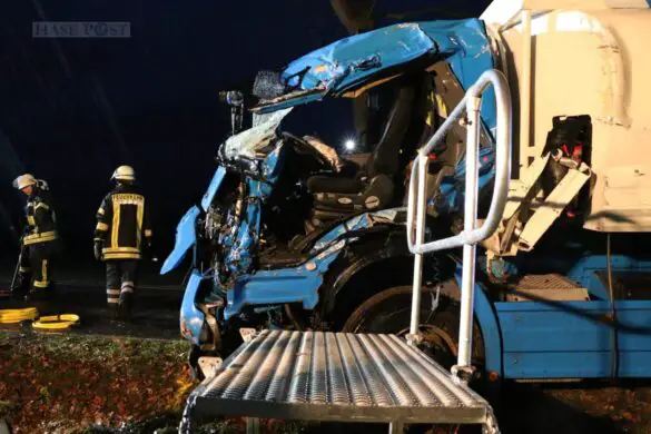 Kollision von LKW und Traktor, Trecker reißt in zwei Teile Kollision von LKW und Traktor, Trecker reißt in zwei Teile