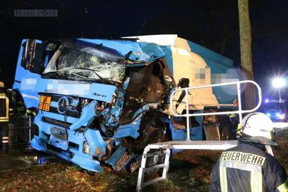 Kollision von LKW und Traktor, Trecker reißt in zwei Teile Kollision von LKW und Traktor, Trecker reißt in zwei Teile