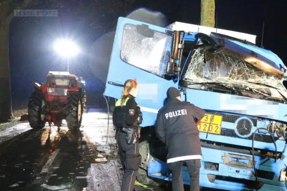 Kollision von LKW und Traktor, Trecker reißt in zwei Teile Kollision von LKW und Traktor, Trecker reißt in zwei Teile