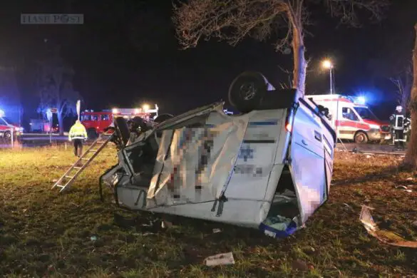 Crash in Ostercappeln: Zwei Fahrzeuge überschlagen, drei Menschen schwerst verletzt Crash in Ostercappeln: Zwei Fahrzeuge überschlagen, drei Menschen schwerst verletzt