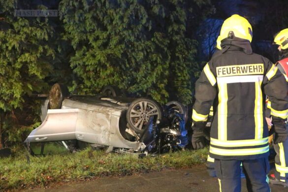 Minderjährige flüchten mit PKW in Hasbergen vor Polizei, Auto kippt aufs Dach und fängt Feuer Minderjährige flüchten mit PKW in Hasbergen vor Polizei, Auto kippt aufs Dach und fängt Feuer