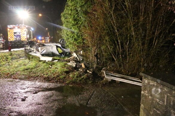 Minderjährige flüchten mit PKW in Hasbergen vor Polizei, Auto kippt aufs Dach und fängt Feuer Minderjährige flüchten mit PKW in Hasbergen vor Polizei, Auto kippt aufs Dach und fängt Feuer