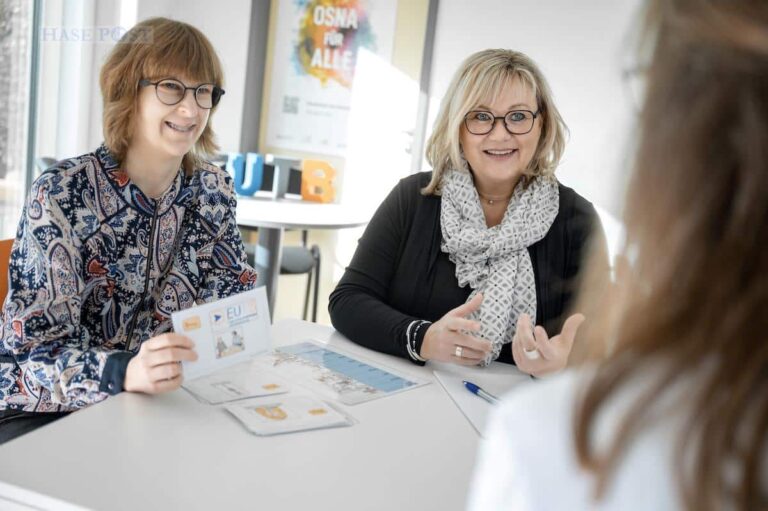 Mirjam Benkowitz (links) und Claudia Meyer bilden ein Peer-Beratungstandem der EUTB der Lebenshilfe Osnabrück. / Foto: Lebenshilfe Osnabrück / Oliver Pracht