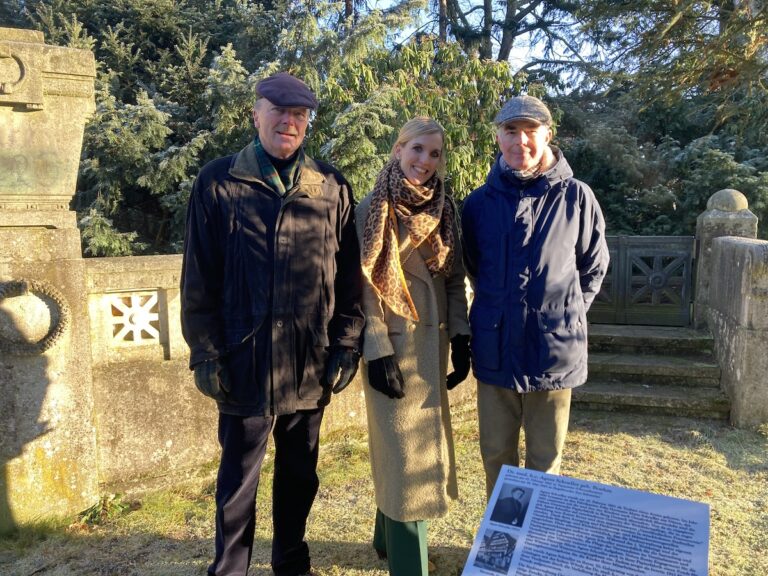 (von links) Justus Trentmann (Stellvertretender Vorsitzender des Förderkreis Hasefriedhof-Johannisfriedhof e.V.), Susanne Schniepp (Pressesprecherin der Felix Schoeller Group) und Ernst Kosche (Schatzmeister des Förderkreis Hasefriedhof-Johannisfriedhof) freuen sich über die gemeinschaftlich erstellte Informationstafel. / Foto: Stadt Osnabrück, Eva Güse