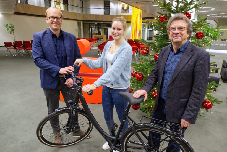 Die glückliche Gewinnerin Tabea Trebesch mit ihrem neuen Fahrrad. Mit ihr freuen sich Ralf Hellige von der Sparkasse Osnabrück (links) und Stadtbaurat Frank Otte. / © Robert Schäfer