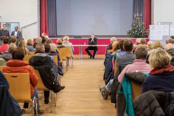 Bischof Bode stellt sich den Fragen der Gemeindemitgliedern der Pfarreiengemeinschaft Ostercappeln/Bad Essen. / Foto: Dieter Reinhard