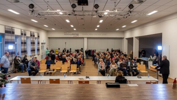 Bischof Bode stellt sich den Fragen der Gemeindemitgliedern der Pfarreiengemeinschaft Ostercappeln/Bad Essen. / Foto: Dieter Reinhard