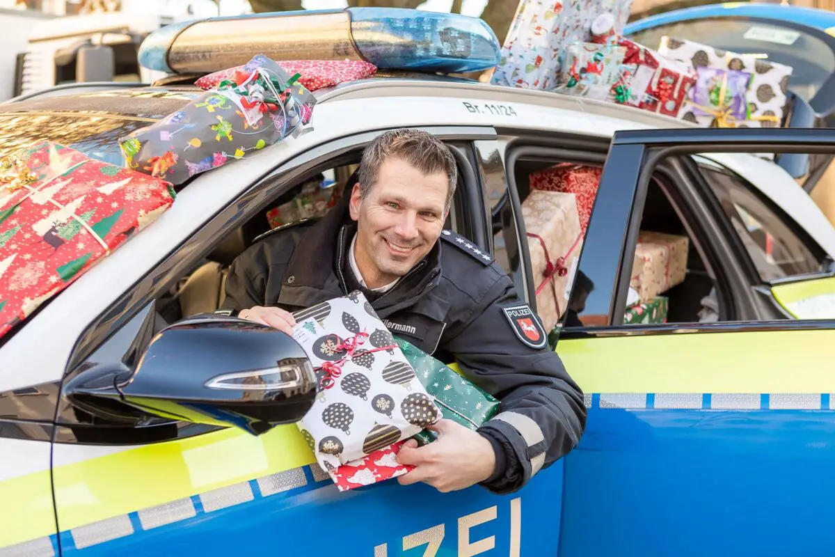 Polizeidirektion Osnabrück Pressesprecher Marco Ellermann im mit Geschenken gefüllten Streifenwagen. / Foto: Dieter Reinhard
