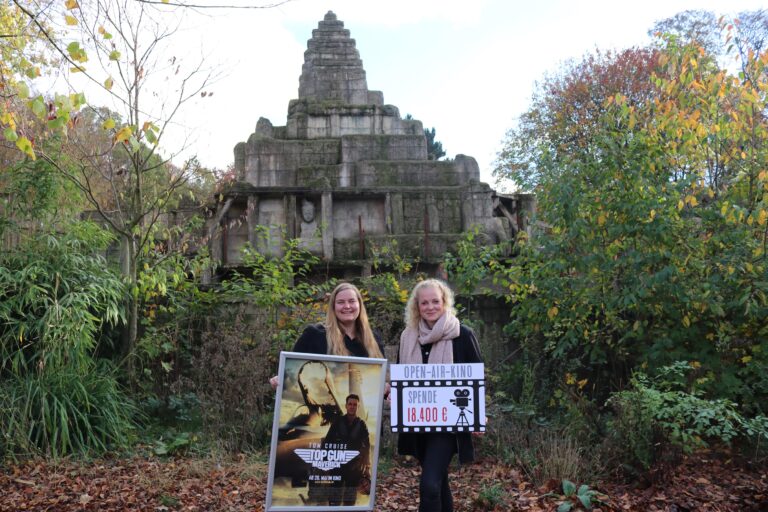 V.l.n.r: Saskia Motz, Assistentin der Geschäftsführung der HALL OF FAME, und Jennifer Ludwig, Veranstaltungsfachwirtin im Zoo Osnabrück, blicken auf ein erfolgreiches 3. Open Air-Kino im Zoo Osnabrück zurück und freuen sich auf eine weitere gute Zusammenarbeit. / Foto: Zoo Osnabrück (Lara Holzkamp)