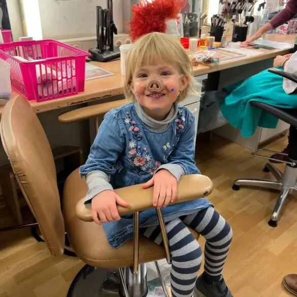 An Tag 18 besuchte das Sams die kleine Leni. / Foto: Theater Osnabrück An Tag 18 besuchte das Sams die kleine Leni. / Foto: Theater Osnabrück