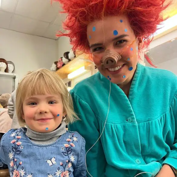 An Tag 18 besuchte das Sams die kleine Leni. / Foto: Theater Osnabrück An Tag 18 besuchte das Sams die kleine Leni. / Foto: Theater Osnabrück