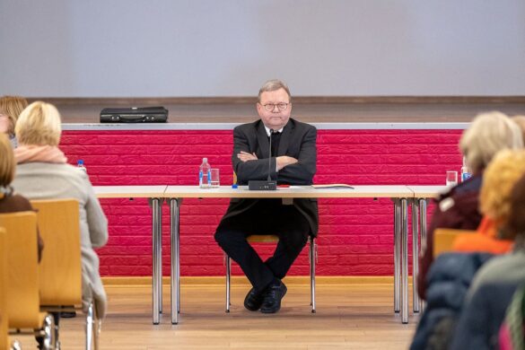 Bischof Bode stellt sich den Fragen der Gemeindemitgliedern der Pfarreiengemeinschaft Ostercappeln/Bad Essen. / Foto: Dieter Reinhard