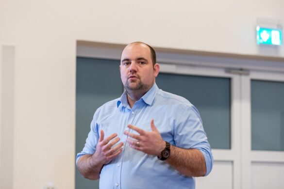Bischof Bode stellt sich den Fragen der Gemeindemitgliedern der Pfarreiengemeinschaft Ostercappeln/Bad Essen. / Foto: Dieter Reinhard
