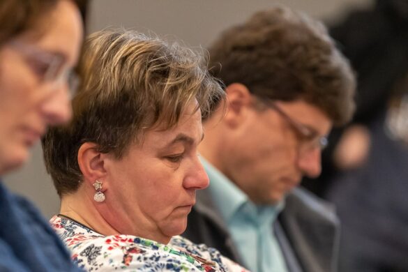 Bischof Bode stellt sich den Fragen der Gemeindemitgliedern der Pfarreiengemeinschaft Ostercappeln/Bad Essen. / Foto: Dieter Reinhard