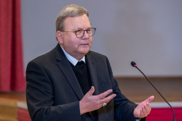 Bischof Bode stellt sich den Fragen der Gemeindemitgliedern der Pfarreiengemeinschaft Ostercappeln/Bad Essen. / Foto: Dieter Reinhard