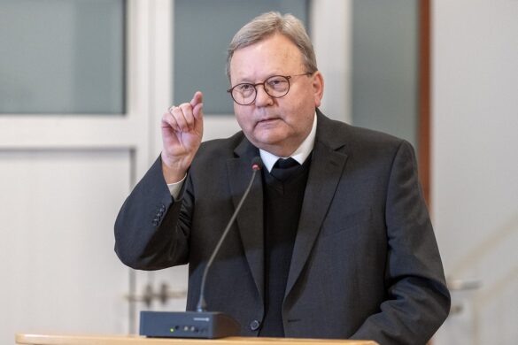Bischof Bode stellt sich den Fragen der Gemeindemitgliedern der Pfarreiengemeinschaft Ostercappeln/Bad Essen. / Foto: Dieter Reinhard
