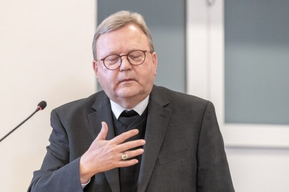 Bischof Bode stellt sich den Fragen der Gemeindemitgliedern der Pfarreiengemeinschaft Ostercappeln/Bad Essen. / Foto: Dieter Reinhard