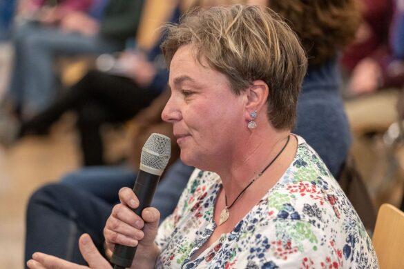 Bischof Bode stellt sich den Fragen der Gemeindemitgliedern der Pfarreiengemeinschaft Ostercappeln/Bad Essen. / Foto: Dieter Reinhard