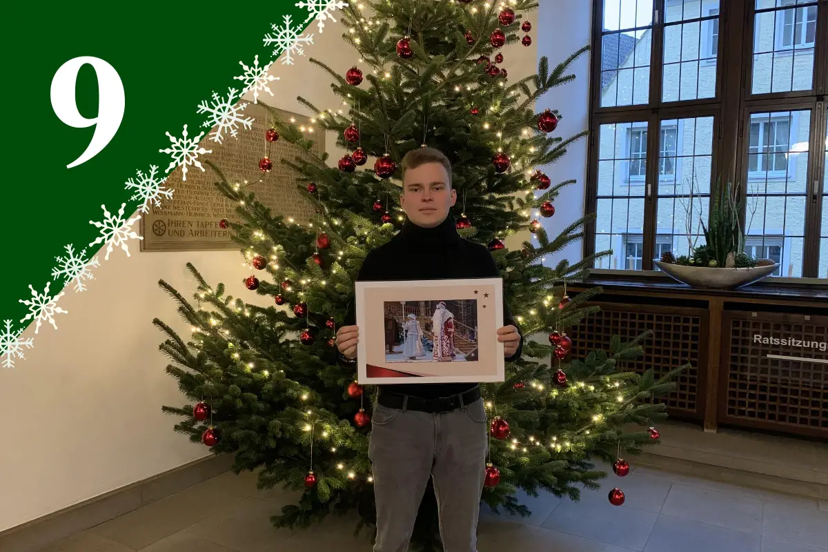 Aleksandr Sindeev zeigt Väterchen Frost. / Foto: Guss