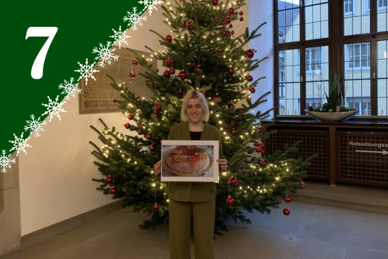 Städtbotschafterin Abigaël Landreau zeigt eine Galette. / Foto: Guss