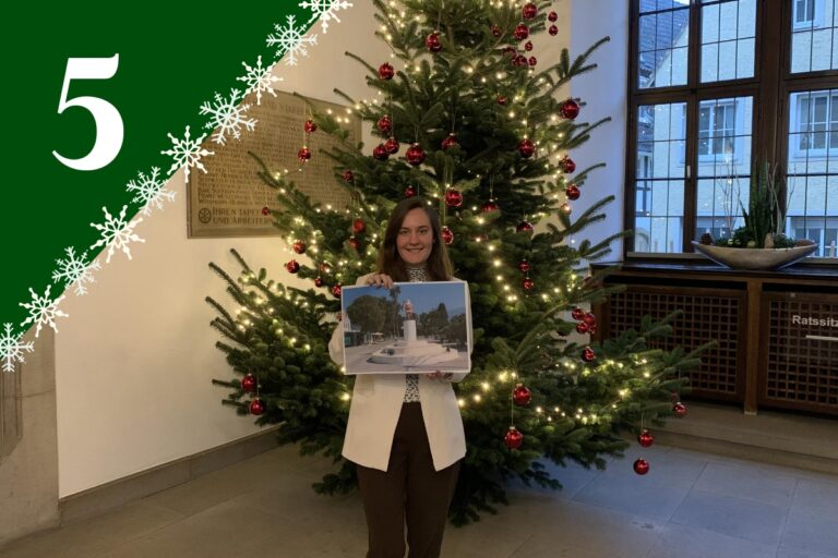 Städtebotschfterin Irmak Uzunoğlu aus der Türkei zeigt das Nikolaus-Denkmal. / Foto: Guss