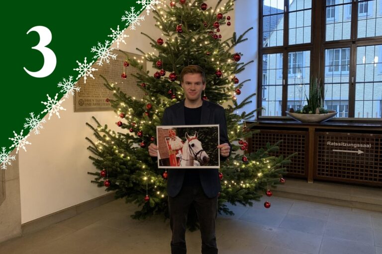 Städtebotschafter Wisse Hendriksma zeigt Sinterklaas. / Foto: Guss