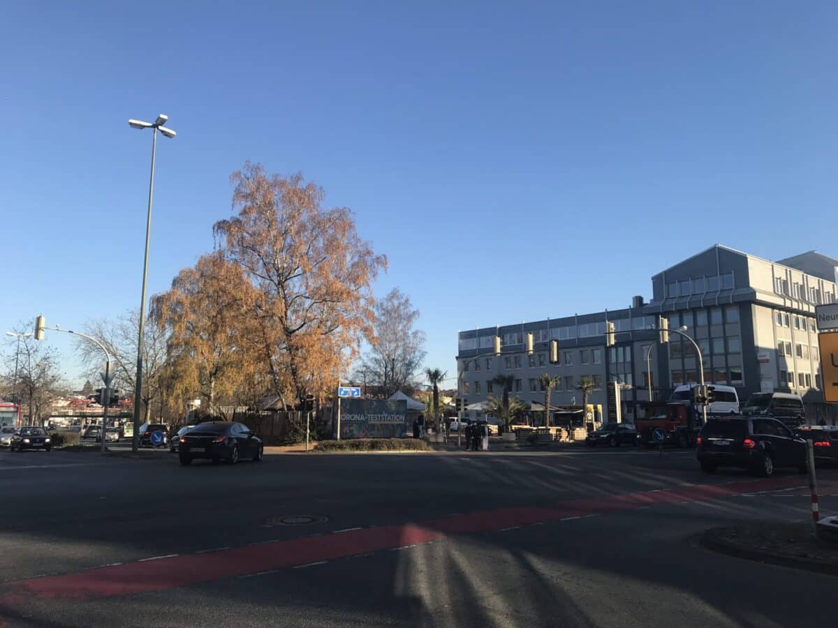 Hier soll das Hochhaus am Berliner Platz entstehen. Dafür müssen "Kultifood" und "Cheeseburger Bomb" weichen. / Foto: Burrichter