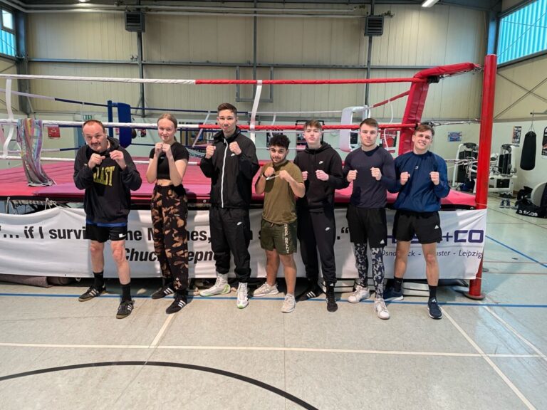 Von links: Coach Heinz Janocha mit Boxerin Hanna Rolfes und den Boxern Alexander Keil, Iwan Meao, Enrico Stark, Anton Schoo und Dominik Hochkäppler. / Foto: OSC