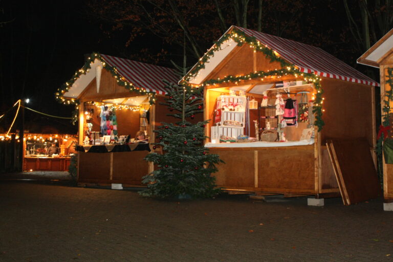 Nach fast 10 Jahren werden endlich wieder die Weihnachtshütten für den Weihnachtsmarkt im Zoo Osnabrück aufgebaut. / Foto: Zoo Osnabrück