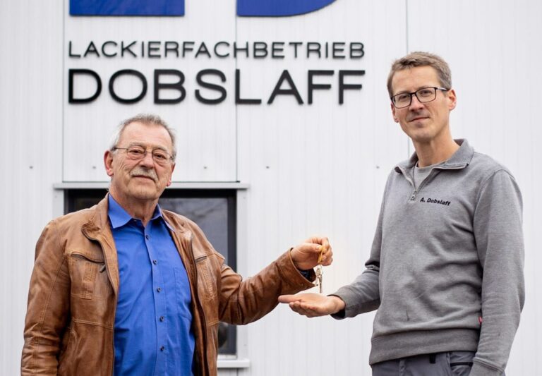 Uwe Dobslaff übergibt den Werkstattschlüssel an seinen Sohn Alexander Dobslaff. / Foto: Lackierfachbetrieb Dobslaff