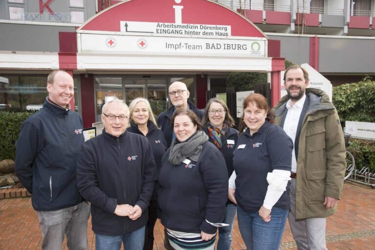 Während der vergangenen Monate gehörten zum Team des Deutschen Roten Kreuzes (von links) Einsatzleiter Philip Engler, Alois Brinkschröder, Marietta Vollmer, Thomas Walla, Isabella Rodriguez, Dagmar Riehemann und Simone Fieke. Für den Landkreis Osnabrück hatte Volker Trunt (rechts) die Organisation geleitet. / Foto: Landkreis Osnabrück/ Uwe Lewandowski