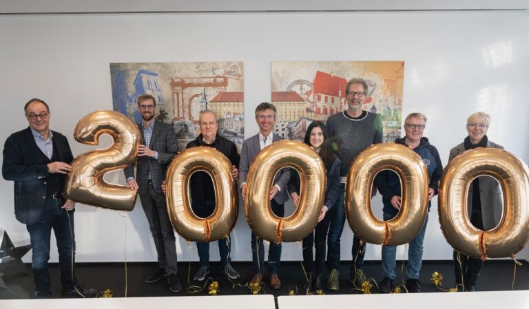 Über die Spenden in jeweiliger Höhe von 5.000€ freuten sich (v.l.n.r. neben Hartmut und Hendrik Dieckmann Hermann Große-Marke (Kindertafel Osnabrück), Heiner Böckmann (Heilpädagogische Hilfe), Josefa Davalos (Heilpädagogische Hilfe), Heinz Hermann Flint (SKM Obdachlosenhilfe), Thomas Kater (SKM Obdachlosenhilfe) und Heike Köhler (Krebsstiftung)