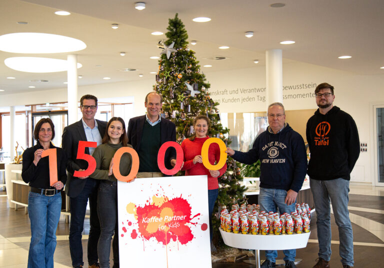 Kaffee Partner spendet insgesamt 15.000 Euro an Osnabrücker Kinderhilfsprojekte: (v.l.n.r.) Daniela Hune (Kindermahlzeit), Matthias Kappeler (Director Marketing Kaffee Partner Gruppe), Chaya Hagemeier (Jugend- und Auszubildendenvertretung Kaffee Partner), Patrick Sostmann (CEO Kaffee Partner Gruppe), Bianca Zimmermann (Kindermahlzeit), Hermann Große-Marke und Dennis Willken (beide Kindertafel) bei der Übergabe in der Osnabrücker Unternehmenszentrale. / Foto: Kaffee Partner
