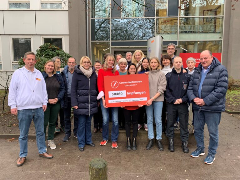 Zum Abschluss ein Foto mit der Oberbürgermeisterin: Die Impfzentren und der Impfbus konnten nur wegen des Engagements der vielen Helferinnen und Helfer so gut funktionieren. / © Stadt Osnabrück, Simon Vonstein