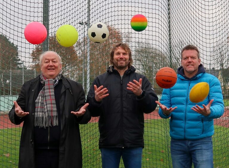(von links) Michael Starke mit Stefan Wessels und René Sutthoff bei der Übergabe von 5.000 Euro. / Foto: 1. OSC Eddie the Eagle