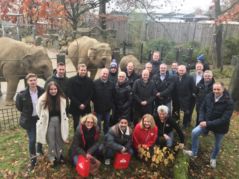 Mitglieder des "Elephant Social Club" versammelten sich zur Auftaktveranstaltung vor dem Elefantengehege im Zoo Osnabrück. / Foto: Burrichter