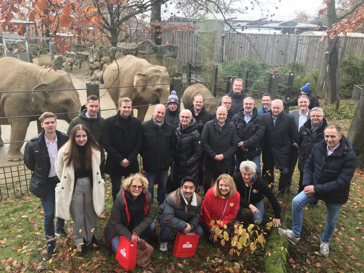 Mitglieder des "Elephant Social Club" versammelten sich zur Auftaktveranstaltung vor dem Elefantengehege im Zoo Osnabrück. / Foto: Burrichter
