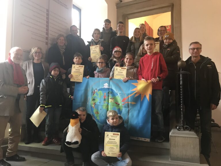 Henrik Peitsche (ganz links), Bürgermeisterin Eva-Maria Westermann (zweite links) und Andreas Köker (ganz rechts) zusammen mit Lehrkräften und Schülerinnen und Schülern ausgezeichneter Schulen. / Foto: Burrichter