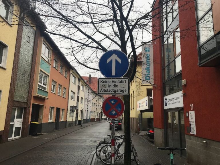 Eigentlich ist die Einfahrt von dieser Seite (Bierstraße) verboten. / Foto: Burrichter