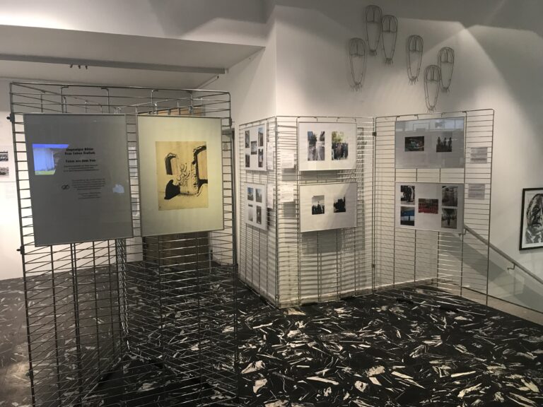 Die Ausstellung befindet sich im Eingangsbereich des Remarque Friendenszentrums. / Foto: Burrichter