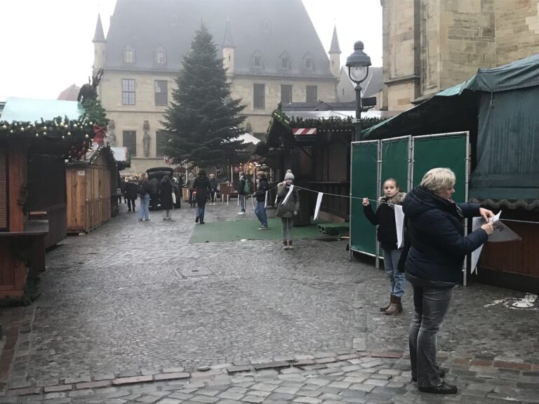 Ziel der Menschenkette: das Rathaus. / Foto: Burrichter
