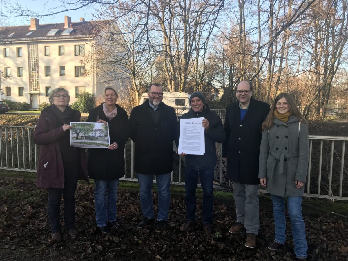 v.l.n.r Fachbereichsleitung Umwelt und Klimaschutz Stadt Osnabrück Claudia Leyers, Fraktionsvorsitzende der SPD Susanne Hambürg dos Reis, Leiter des Fachbereichs Geodaten und Verkehrsanlagen Mike Bohne, Vorsitzender des Wüsteninitiativen e.V. Kurt Dombeck, Landesumweltminister Christian Meyer und Anne Kura an der Stelle, an der die Brücke gebaut werden soll. / Foto: Burrichter