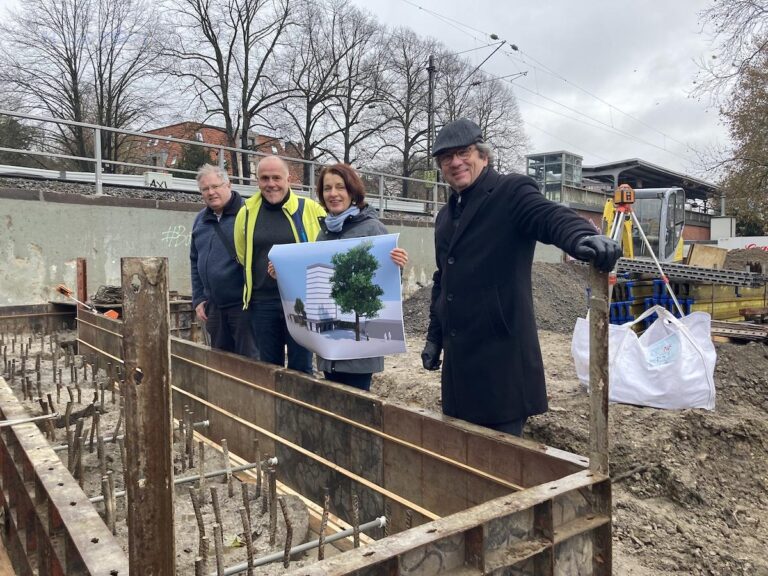 Dort, wo (von links) Toni Suter vom Hersteller Koch & Partner Bike Parking Systems AG, Architekt Michael Lüders, die Radverkehrsbeauftragte Ulla Bauer und Stadtbaurat Frank Otte stehen, entsteht 2023 der Bike-Safe-Tower. / Foto: Schulte