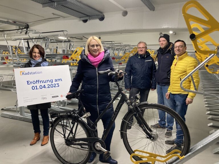 (von links) Radverkehrsbeauftragte Ulla Bauer sowie Oberbürgermeisterin Katharina Pötter freuen sich mit Volker Hänsler (OPG), Betreiber Robin Schäfer und Wigand Maethner (OPG) auf die neue Radstation. / Foto: Schulte