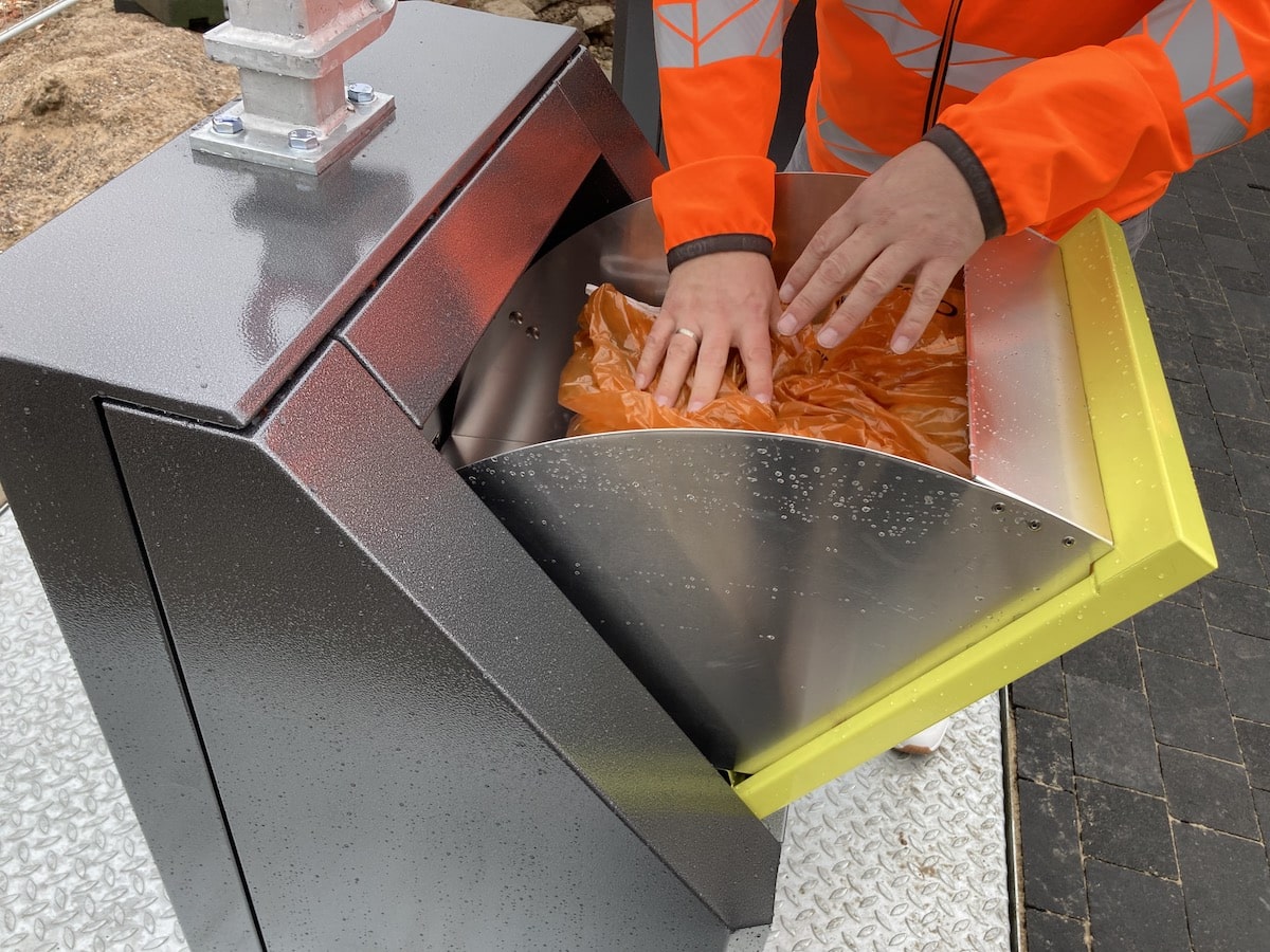 Ab sofort können die Anwohnerinnen und Anwohner der Sandforter Straße mit einem Chip ihren Müll entsorgen. / Foto: Schulte