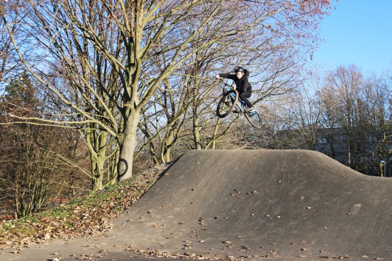 Robbi Bodemer zeigt gleich, wie der neue Pumptrack zu befahren ist. / Foto: Stadt Georgsmarienhütte/ Niklas Otten