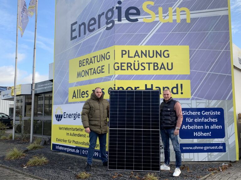 Rene Ohme (li.) und Yannick Persson vor EnergieSun am Hettlicher Masch. / Foto: Guss