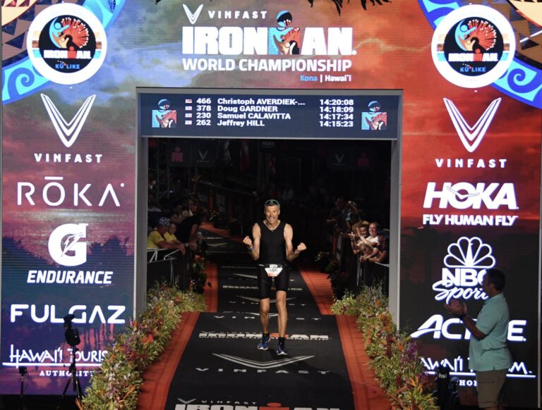 Osnabrücker Anwalt Christoph Averdiek-Bolwin läuft ins Ziel des Ironman 2022 auf Hawaii. / Foto: HLB Klein Mönstermann