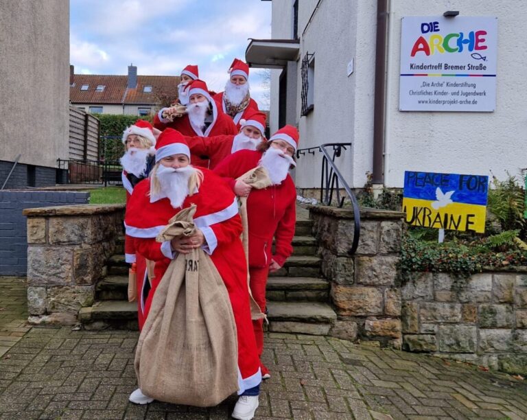 Die Nikoläuse der Arche ziehen von Tür zu Tür. / Foto: „Die Arche" Kinderstiftung Christl. Kinder- und Jugendwerk