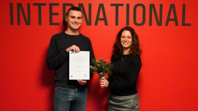Sergey Loginov mit Tatjana Maier vom Center for International Students der Hochschule Osnabrück / Foto: Hochschule Osnabrück